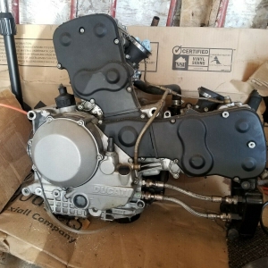 Контрактный двигатель Ducati 749 ZDM749 вид сбоку, справа