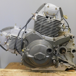 Контрактный двигатель Ducati Monster 400 ZDM400 вид сбоку, слева