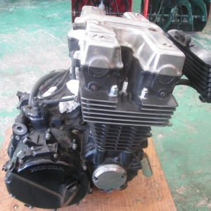 Контрактный двигатель Honda CB750 RC17E вид сбоку, справа