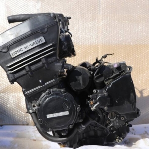 Контрактный двигатель Kawasaki GPZ900 ZX900AE вид сбоку, слева