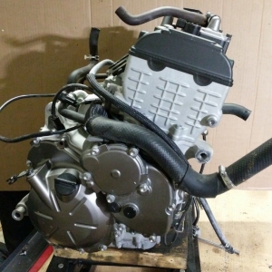 Контрактный двигатель Kawasaki ZX6R ZX636EE вид сбоку, справа