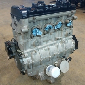 Контрактный двигатель б/у Suzuki GSX-R750 R737 вид спереди