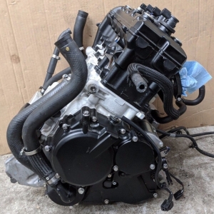 Контрактный двигатель Suzuki GSX-R600 N747 вид сбоку, слева