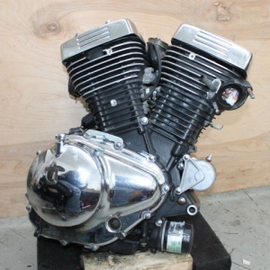 Контрактный двигатель б/у Suzuki VS800 S501 вид сбоку, справа