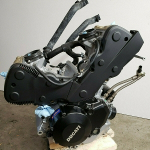 Контрактный двигатель Ducati 848 EVO ZDM848 вид сбоку, справа