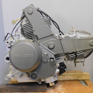 Контрактный двигатель Ducati Monster 400 ZDM400 вид сбоку, справа