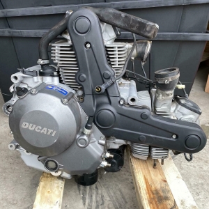 Контрактный двигатель Ducati Monster 796 ZDM796 вид сбоку, справа