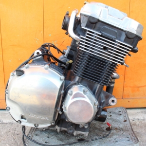 Контрактный двигатель Honda CB1300SF SC38E вид сбоку, справа