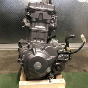 Контрактный двигатель Honda CB250F MC41E вид сбоку, слева