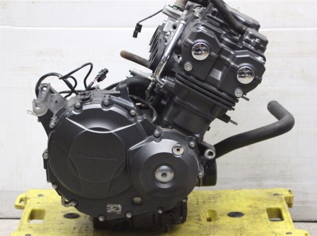 Контрактный двигатель Honda CB400 Vtec III NC42E вид сбоку, справа