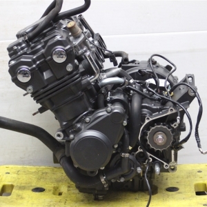 Контрактный двигатель Honda CB400 Vtec III NC42E вид сбоку, слева
