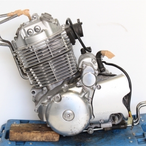 Контрактный двигатель Honda CB400SS NC38E вид сбоку, слева