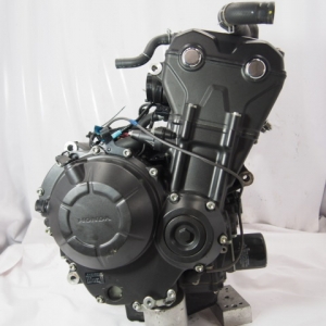Контрактный двигатель б/у Honda CBR400R NC47E вид сбоку, справа