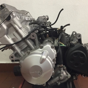 Контрактный двигатель Honda CBR600 F4I PC35E вид сбоку, слева