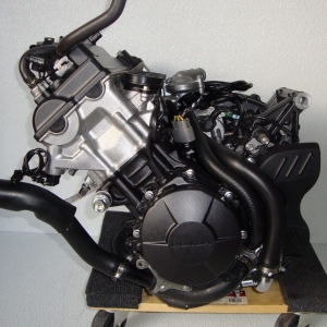 Контрактный двигатель б/у Honda CBR600RR PC40E вид сбоку, слева