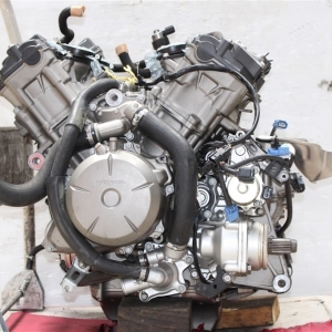 Контрактный двигатель Honda VFR1200 SC63E вид сбоку, слева