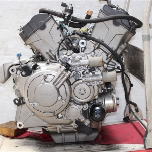 Контрактный двигатель Honda VFR1200 SC63E вид сбоку, справа