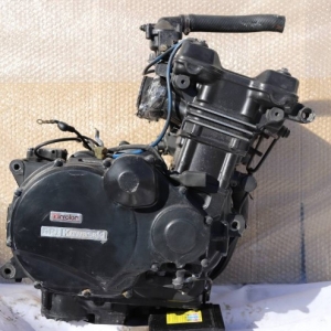 Контрактный двигатель Kawasaki GPZ900 ZX900AE вид сбоку, справа
