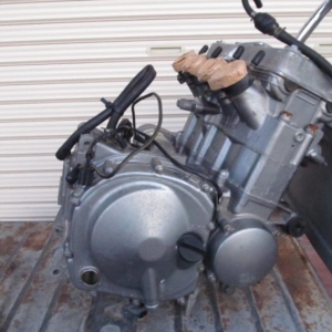 Двигатель бывший в употреблении для Kawasaki ZZR400 ZX400KE вид сбоку, справа