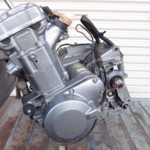 Двигатель бывший в употреблении для Kawasaki ZZR400 ZX400KE вид сбоку, слева