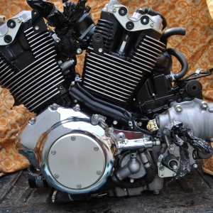 Контрактный двигатель Suzuki Boulevard M109 Y505 (Y506) вид сбоку, слева