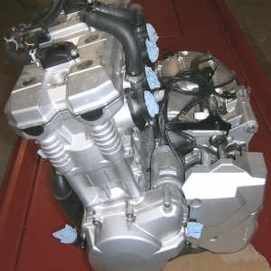 Контрактный двигатель Suzuki GSF650 Bandit P708 вид сбоку, слева