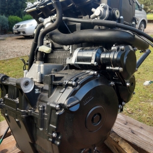Контрактный двигатель Suzuki GSR750 R751 вид сбоку, справа