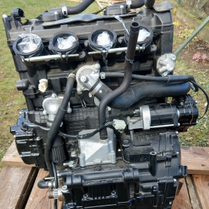 Контрактный двигатель Suzuki GSR750 R751 вид сзади
