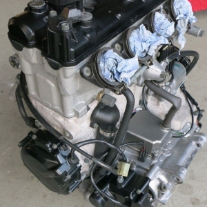 Контрактный двигатель Suzuki GSX-R1000 T711 вид сбоку, слева
