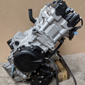 Контрактный двигатель Suzuki GSX-R1000 T715 вид сбоку, слева