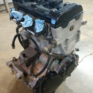 Контрактный двигатель б/у Suzuki GSX-R750 R737 вид сбоку, справа