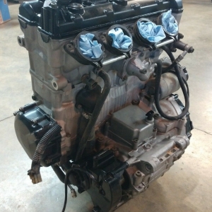 Контрактный двигатель б/у Suzuki GSX-R750 R737 вид сбоку, слева