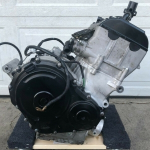 Контрактный двигатель Suzuki GSX-R750 R743 вид сбоку, справа