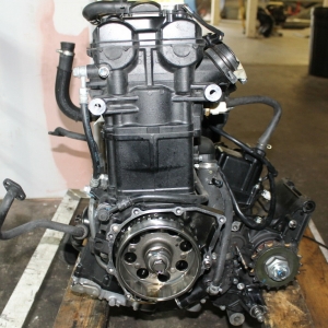 Двигатель Suzuki GSX1300 B-King X702 вид сбоку, слева