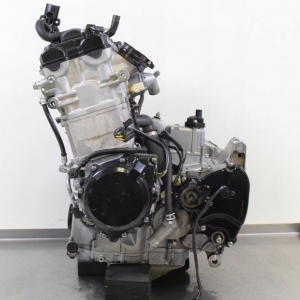 Контрактный двигатель Suzuki GSX1300R Hayabusa X704 вид сбоку, слева