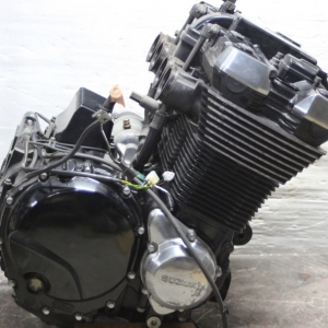 Контрактный двигатель Suzuki GSX1400 Y701 вид сбоку, справа