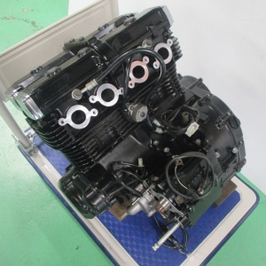 Контрактный двигатель Suzuki GSX 400 Impulse k718 вид сбоку, сзади
