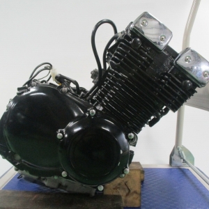 Контрактный двигатель Suzuki GSX 400 Impulse k718 вид сбоку, справа
