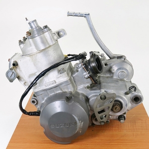 Контрактный двигатель б/у Suzuki RMX250 J111 вид сбоку, слева