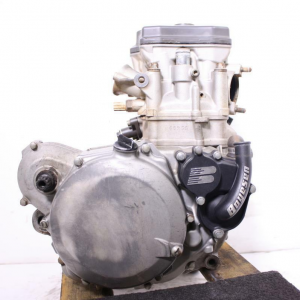 Контрактный двигатель − Suzuki RMZ450 L405 вид сбоку, справа