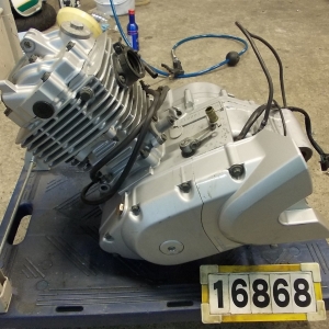 Контрактный двигатель Suzuki RV200 VanVan H403 вид сбоку, слева
