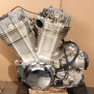 Двигатель бывший в употреблении для Suzuki VS1400 intruder X501 вид сбоку, слева