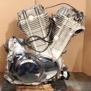 Двигатель бывший в употреблении для Suzuki VS1400 intruder X501 вид сбоку, справа