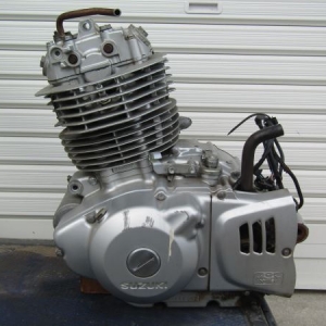 Контрактный двигатель б/у Suzuki TU250 Volty J438 вид слева, сбоку