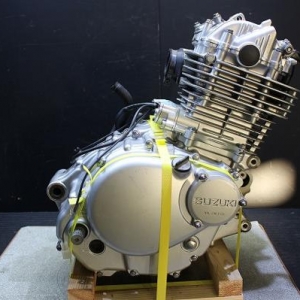 Контрактный двигатель Suzuki TU250 Volty J424 вид сбоку, справа