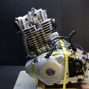 Контрактный двигатель Suzuki TU250 Volty J424 вид сбоку, слева